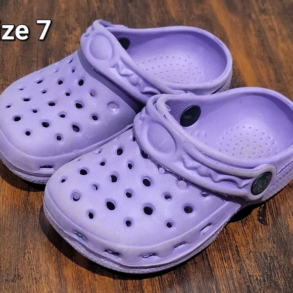 4/$20 🏷 Crocs-Like Sandals Size 7 Toddler - Picture 2 of 2